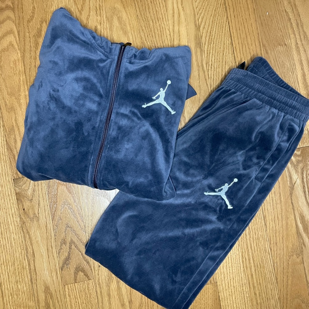 Jordan 2 piece velvet set. Top size small. Pants size extra small.